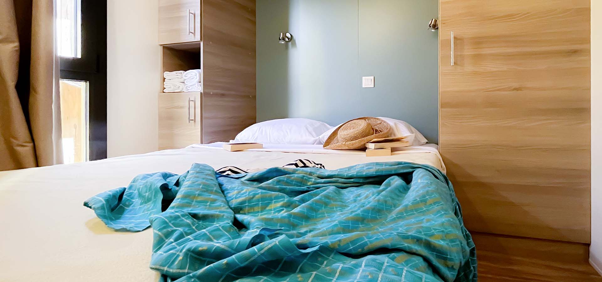 Camping Porto Vecchio bungalow corte chambre principale fenetre